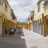 Quando incontriamo qualcuno, incrociamo solo uomini. Sembra un quartiere abitato solo da maschi: stanno seduti all�ombra, riuniti in piccoli gruppi